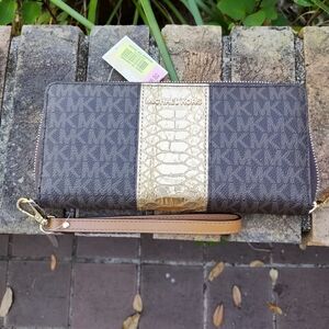 Nwt Michael Kors wallet/wristlet